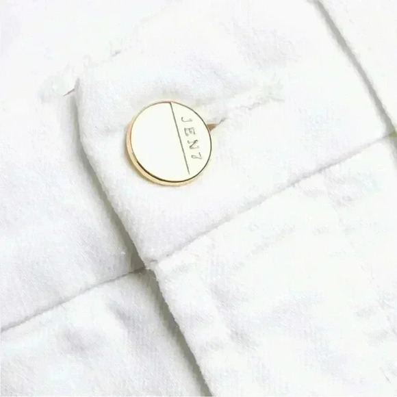 Jen7 Sculpting Bermuda Jean Shorts in White with Gold Buckle. Size 0. NWT! - Picture 3 of 16